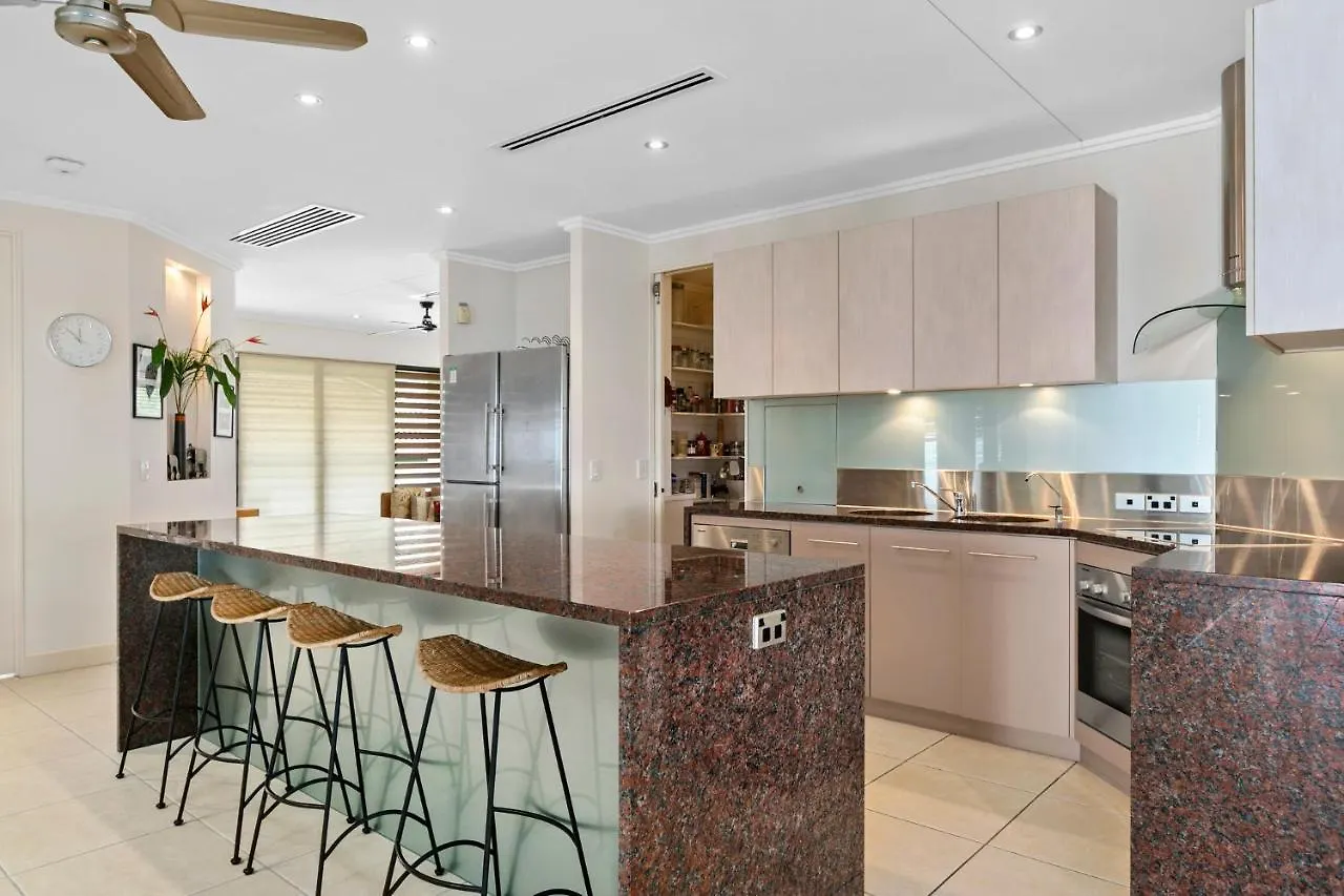 Sea Point On טריניטי ביץ' 4*,