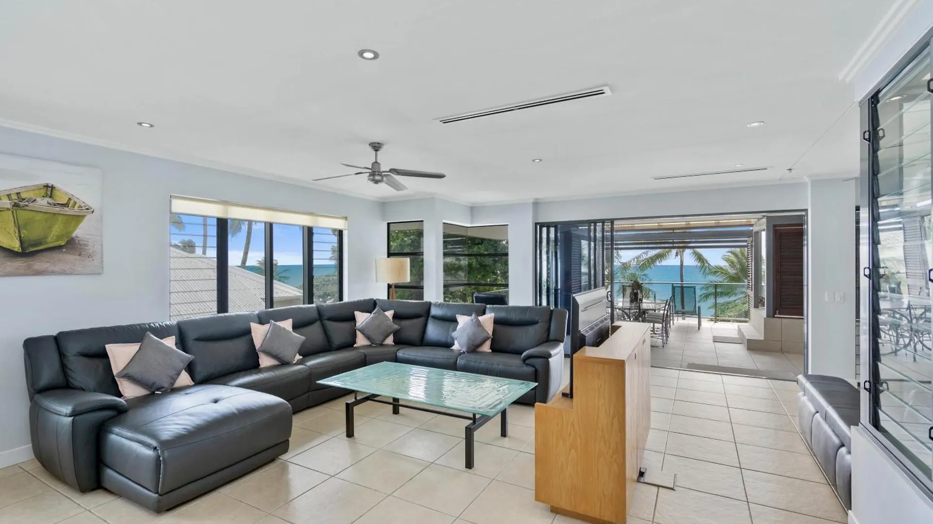**** Aparthotel Sea Point On Trinity Beach Australia